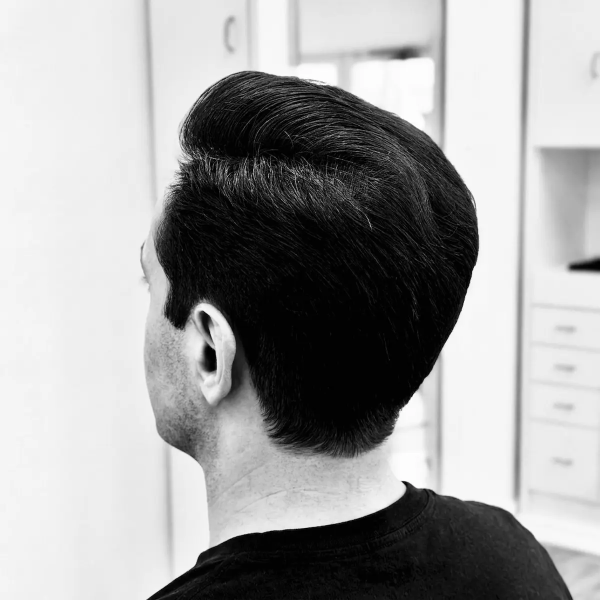 Men&rsquo;s classic haircut with a natural taper at the neckline, cut by Reza Barber inside Kija Hair Salon in Irvine, CA